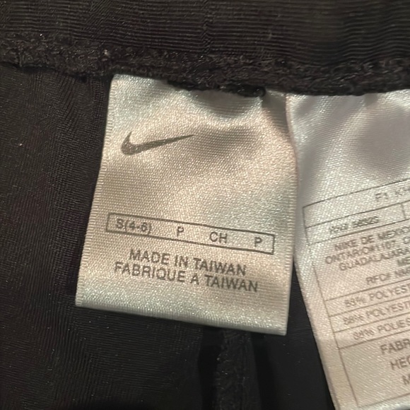 Black Nike shorts size small - Picture 3 of 5